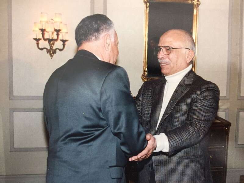 מרדכי שרון עם המלך חוסיין // צילום: באדיבות המשפחה